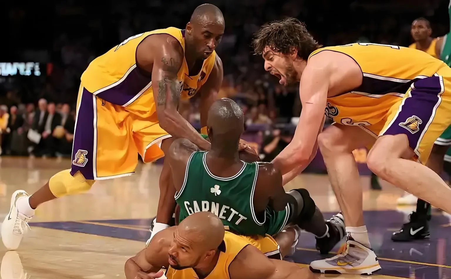 关于篮球决赛一决雌雄，势均力敌对手拼搏的信息