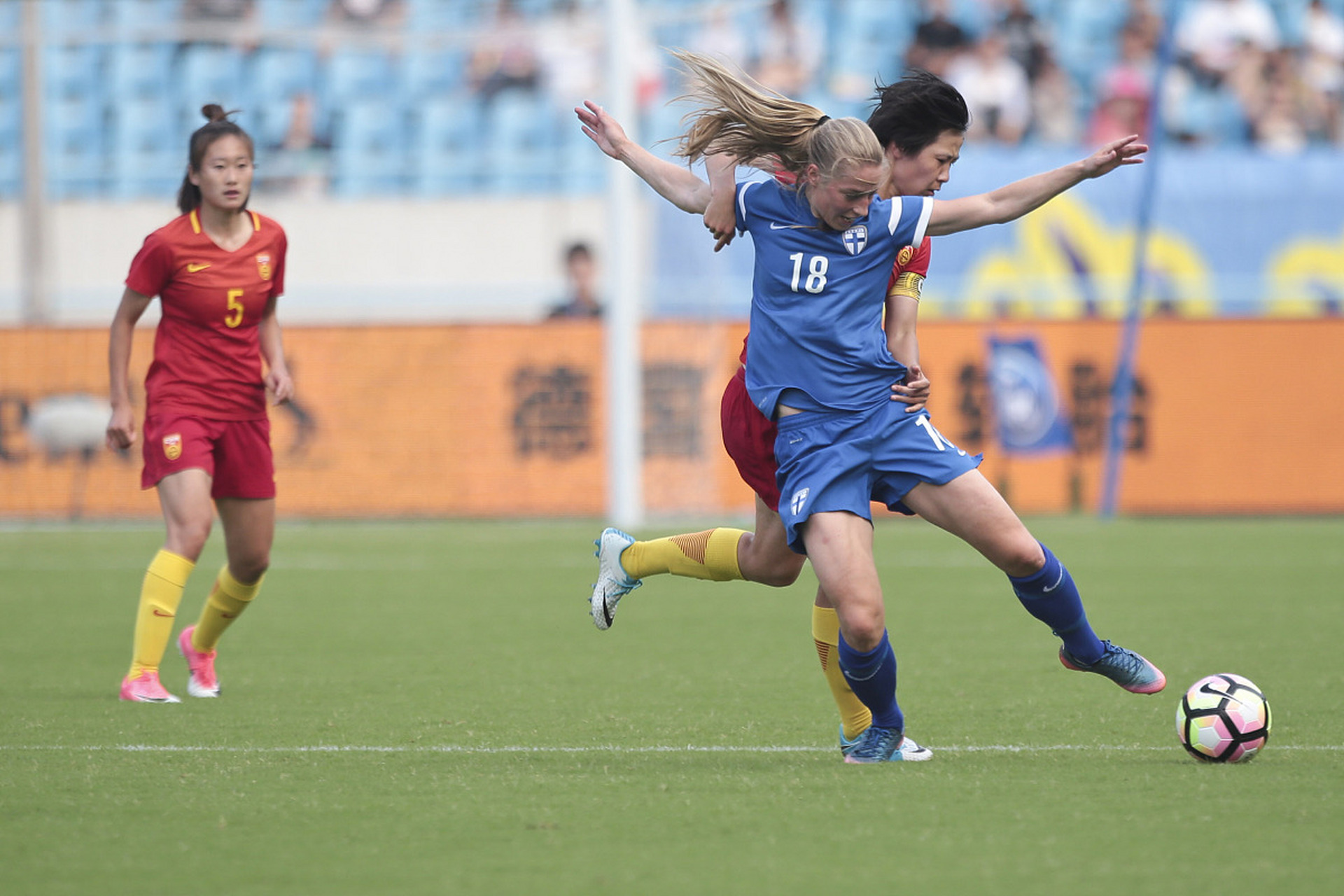 国际足球盛会上女队员展现出色的技术