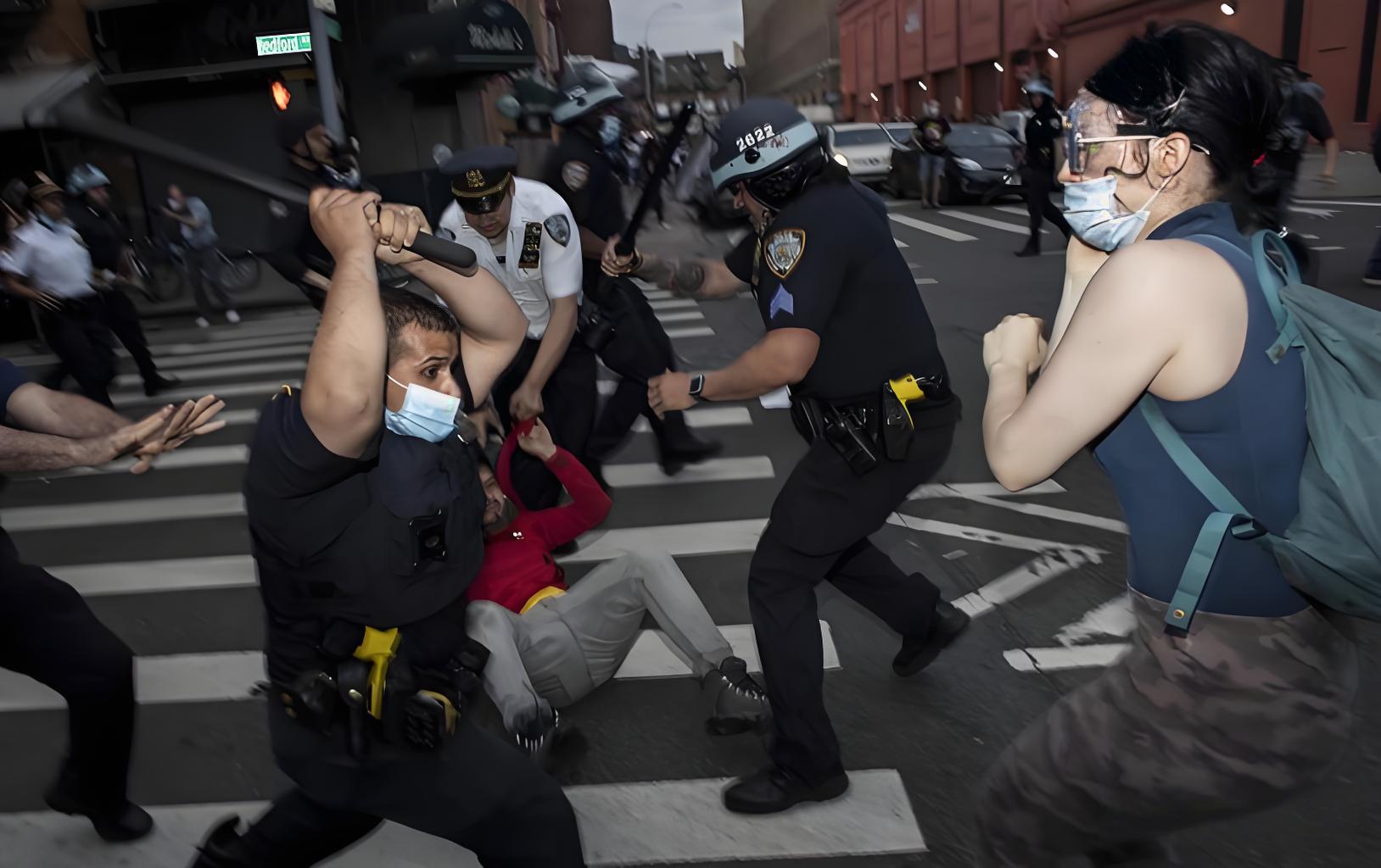 欧国联赛球迷集体上演惨剧，警方介入调查