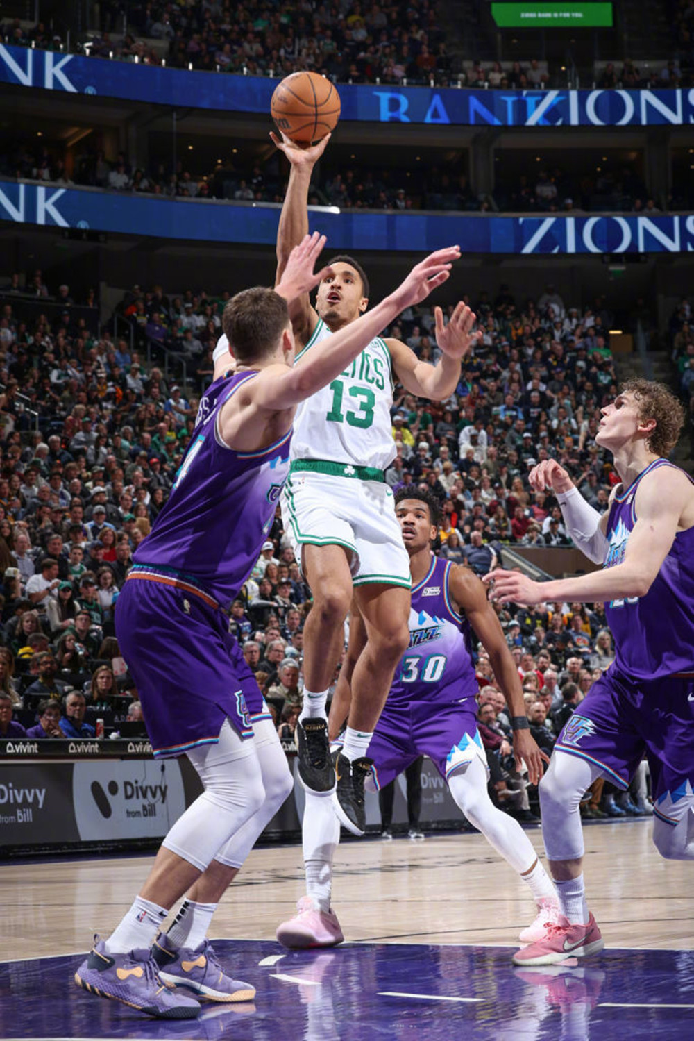 爵士险胜美国男篮，特雷杨高光表现