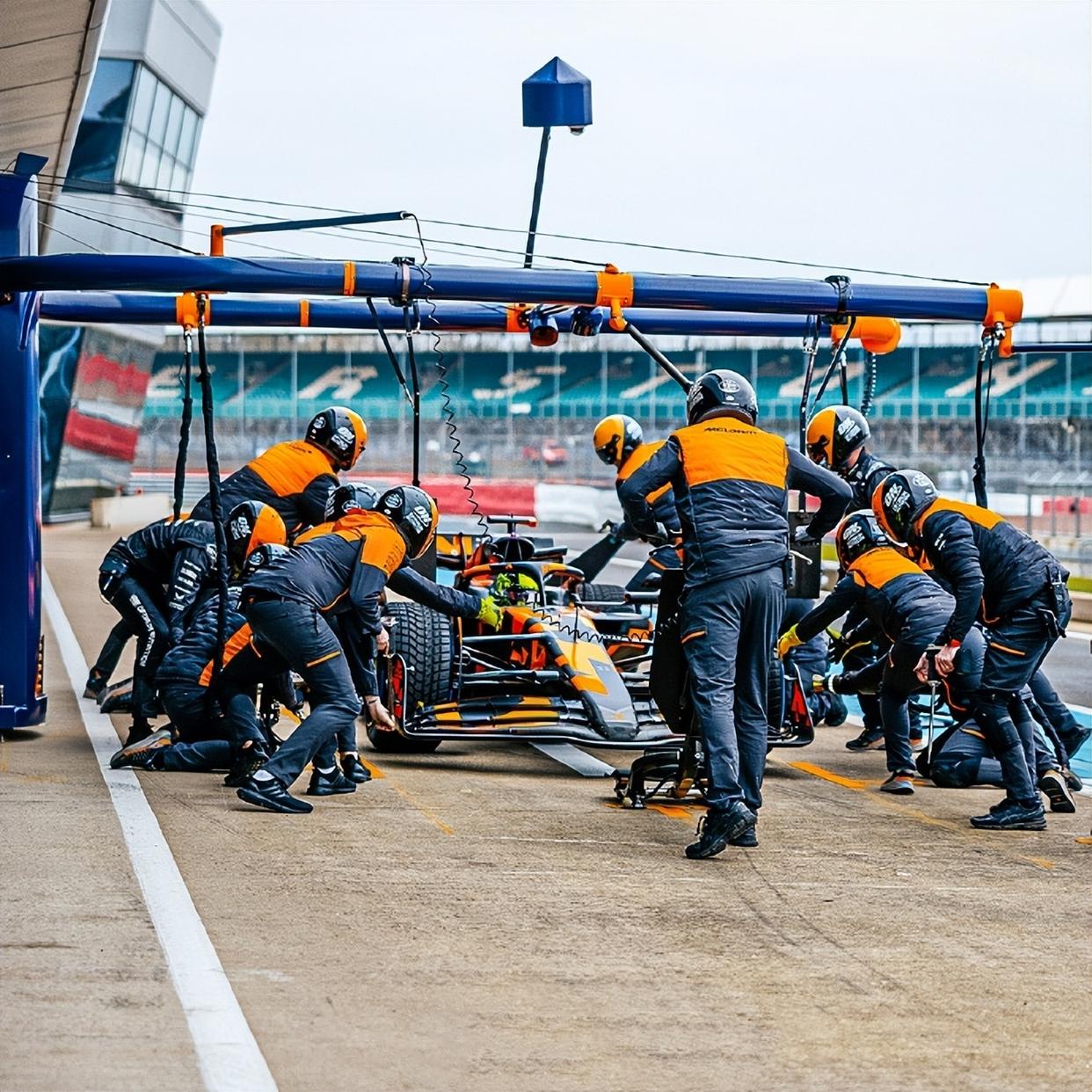 包含雷诺车队横扫梅赛德斯，维斯塔潘统治全场的词条