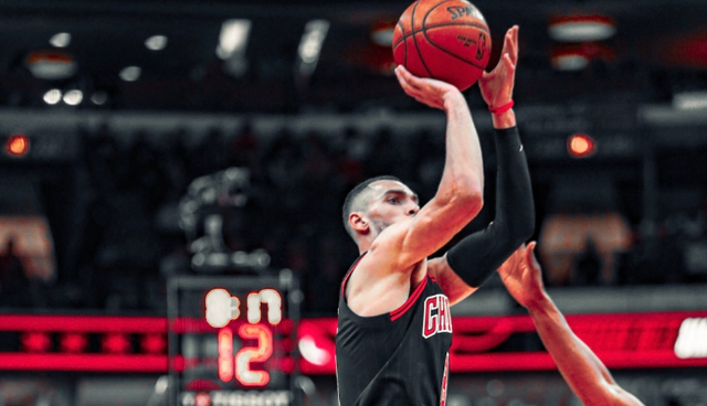 北京队横扫热火，拉文高光表现