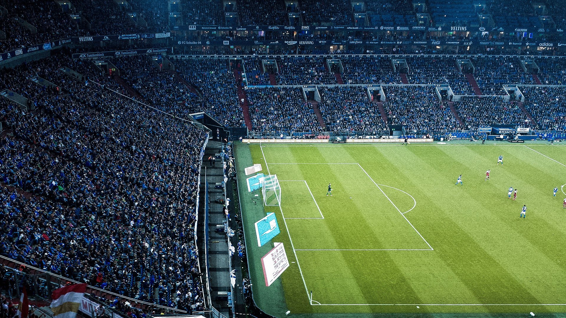 赛道与球场，当F1争冠焦点遇上安哥拉对墨西哥的压制