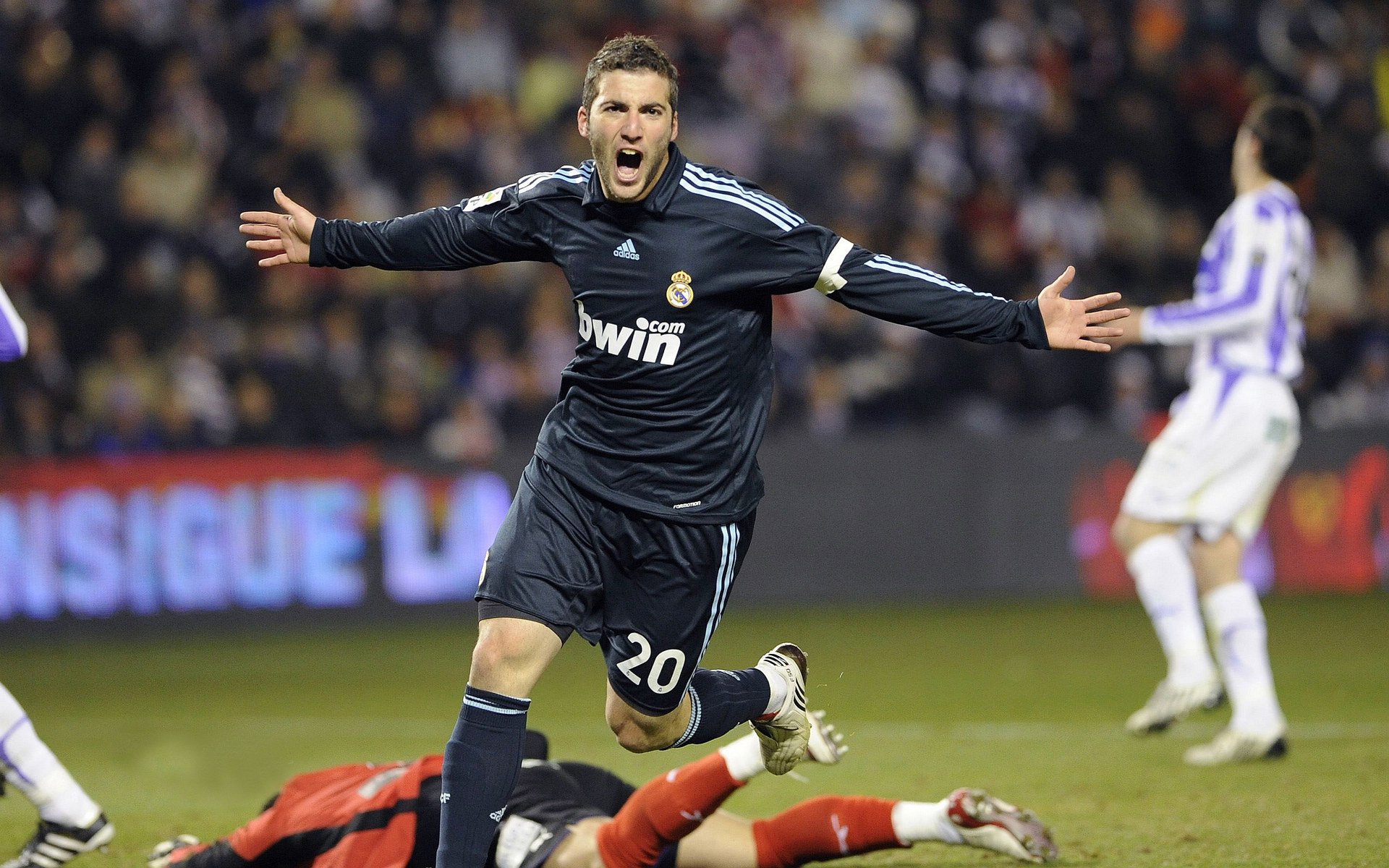 冰与火的较量，韩国队险胜日本队，波尔刷新纪录之夜